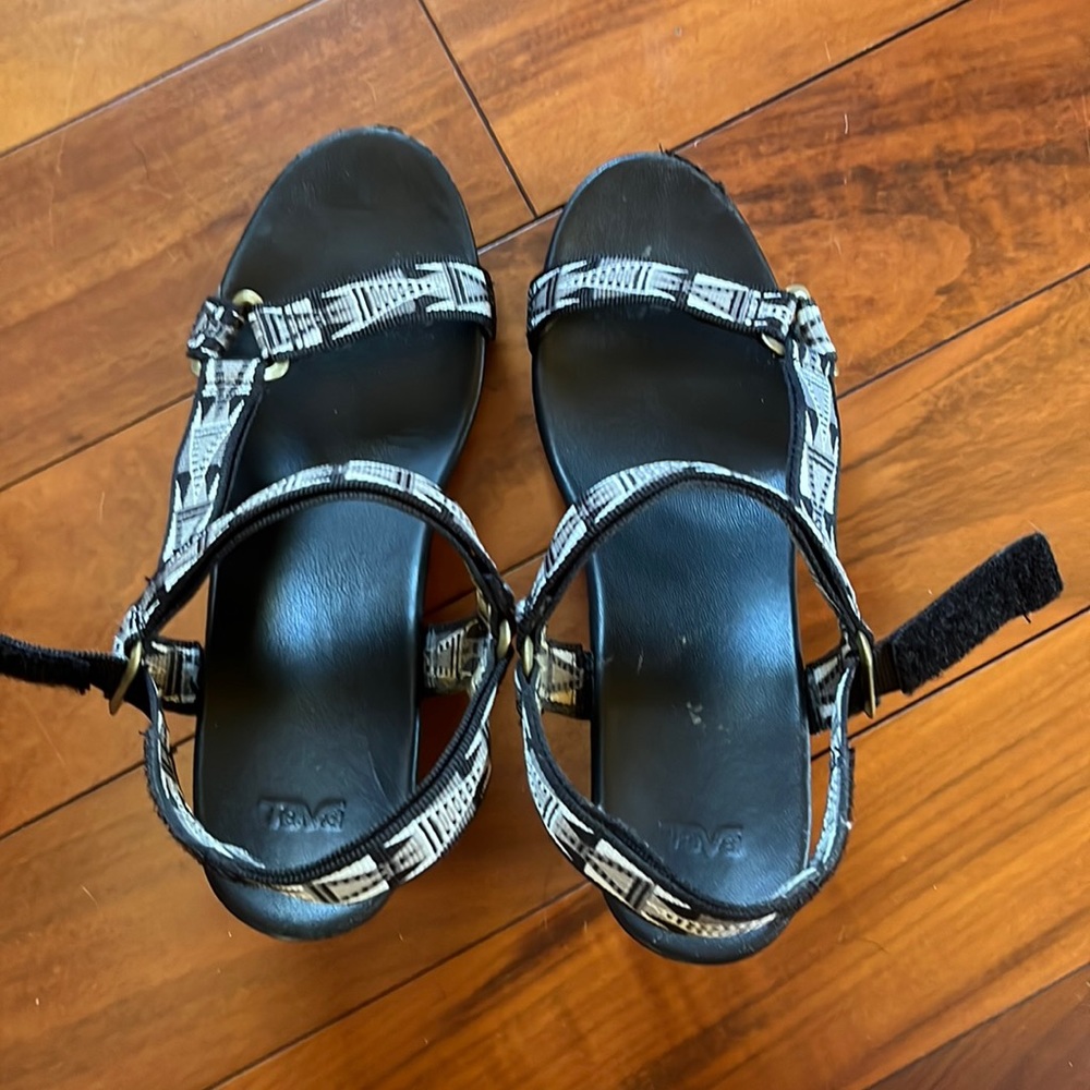 2 for💲🔟 Black and white strap Teva wedges - Picture 2 of 5